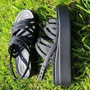 Crocs Brooklyn sandals size 7